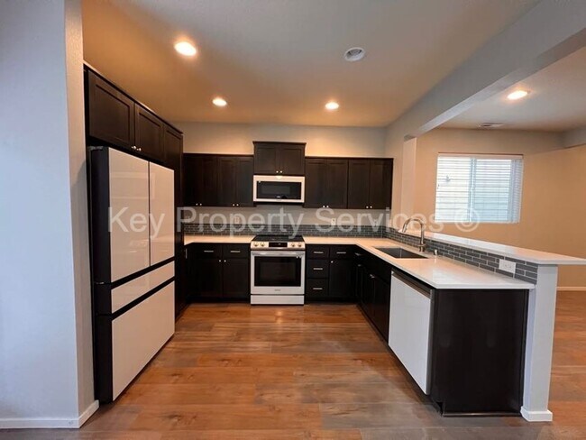 Building Photo - Stunning Hazel Dell Two-Story with High End Appliances