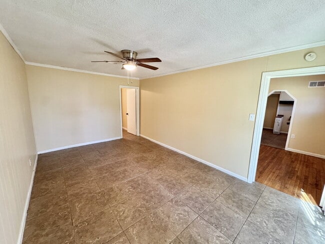 Building Photo - 5502 Santa Monica St