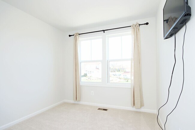 Building Photo - Pleasant Green Townhome Near Downtown Crozet