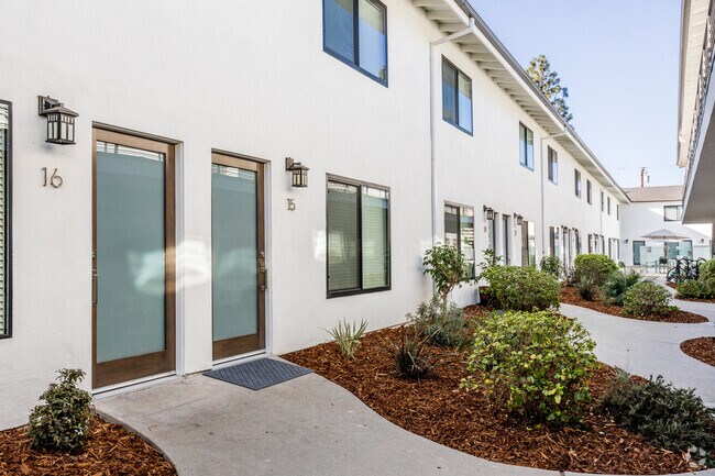 Courtyard - Vista de Anza