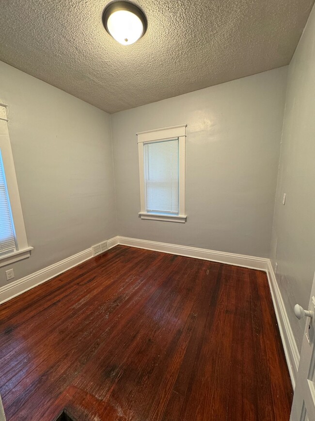 Building Photo - 1053 Huey St