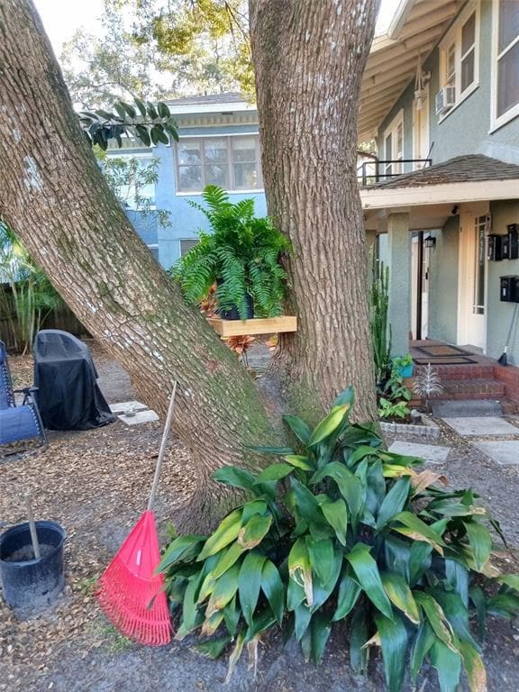 Building Photo - 107 W 6th St