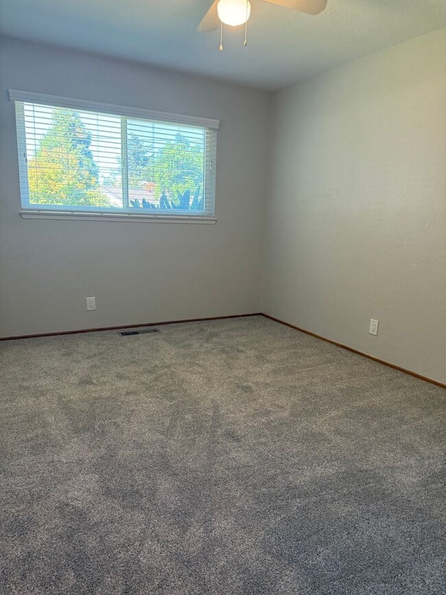 Building Photo - Spacious Waverly Park Home