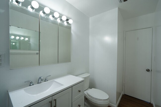Building Photo - 220 Lilac Ct