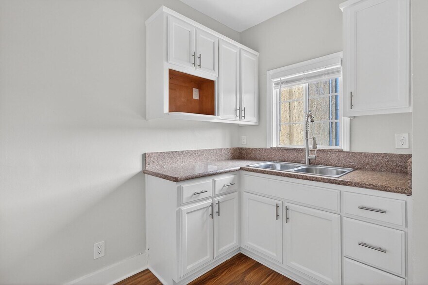 Building Photo - 905 Cherry Ave