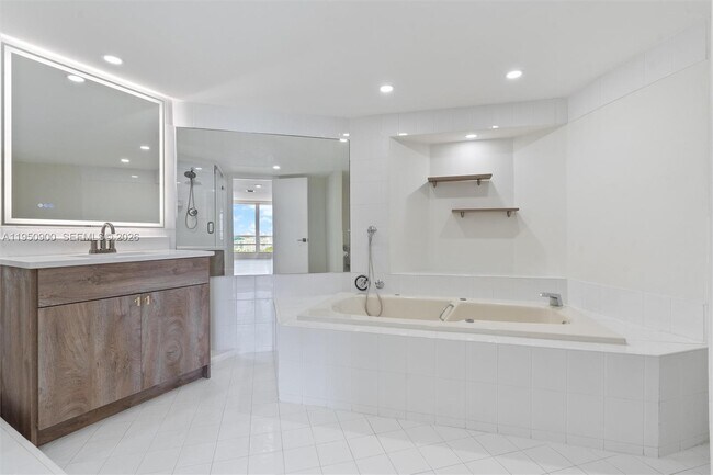 Building Photo - 2100 S Ocean Ln