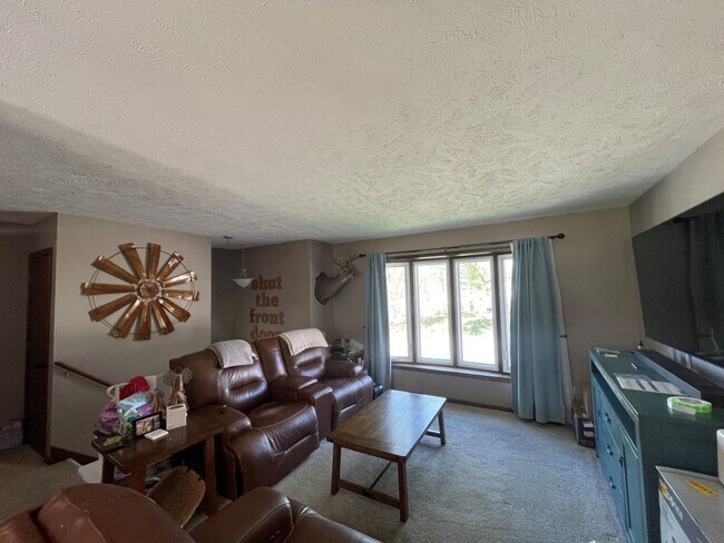 Building Photo - Home For Rent Bellevue.