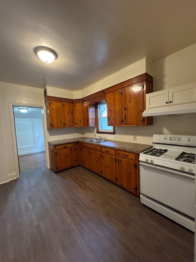 Building Photo - 1 Bedroom Apartment Available Now – Sectio...