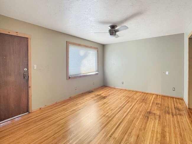 Building Photo - 127 E 47th St