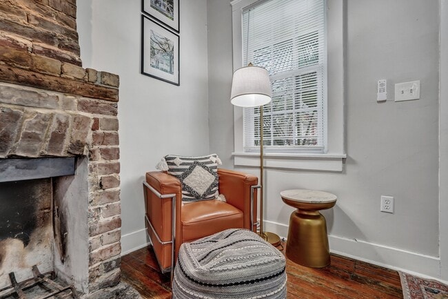 Building Photo - 305 W Waldburg Ln