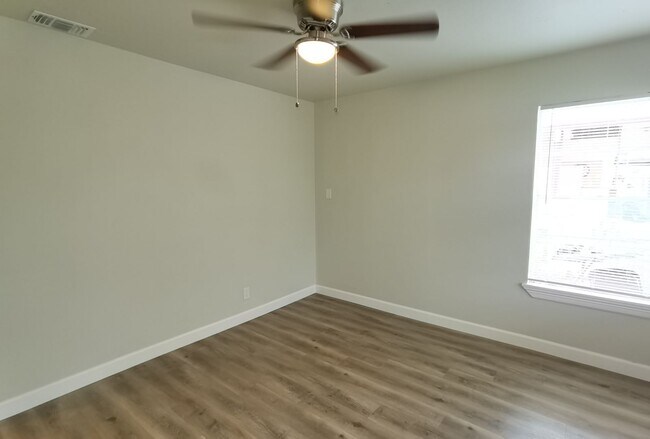 Building Photo - 4 Bedroom 2 bath in Valley High