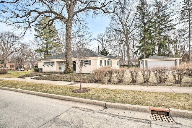 Building Photo - 696 Crescent Ct