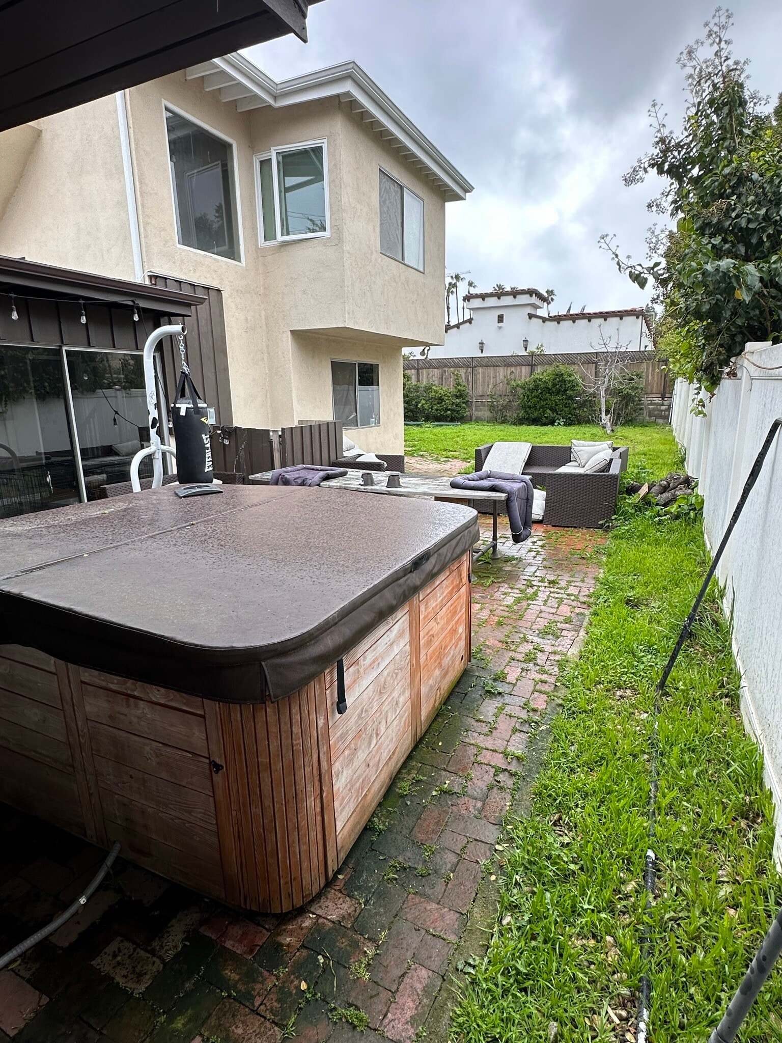 Side yard - 4909 Gaviota Ave
