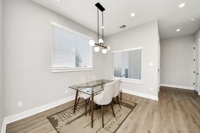 Building Photo - 410 E 41st St