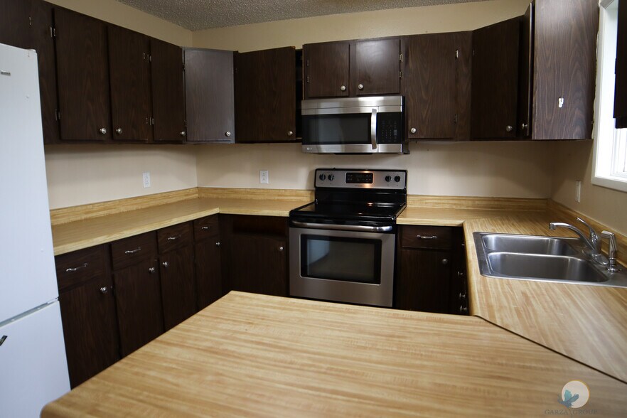 Upstairs Living / Kitchen / Dining - 1762 Cottonwood St