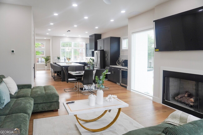 Building Photo - 68 Boulevard SE