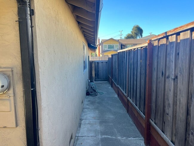 Building Photo - 4 Bedroom Ranch Style Home in Quiet El Sobrante Neighborhood