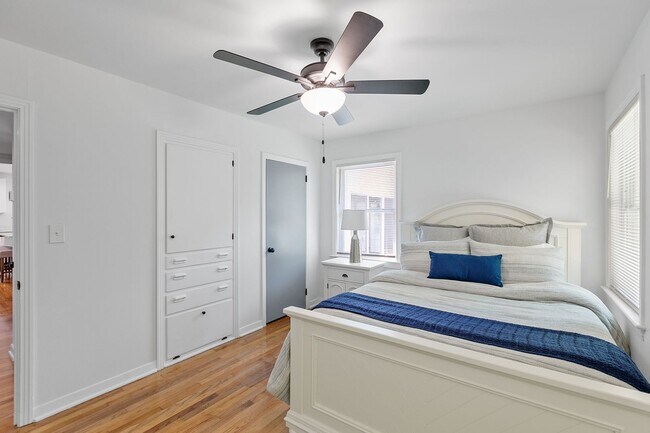 Building Photo - 3 bedroom 2 bath house 1-car garage walk to TMH!! Available in MAY!