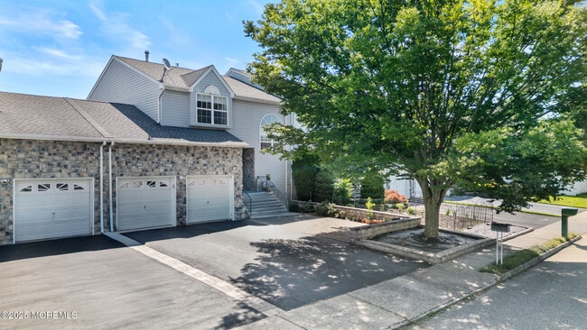 Primary Photo - 7 Warbler Rd
