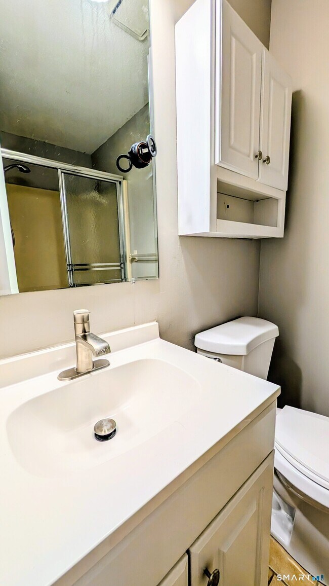 Building Photo - 10 Ledgewood Dr