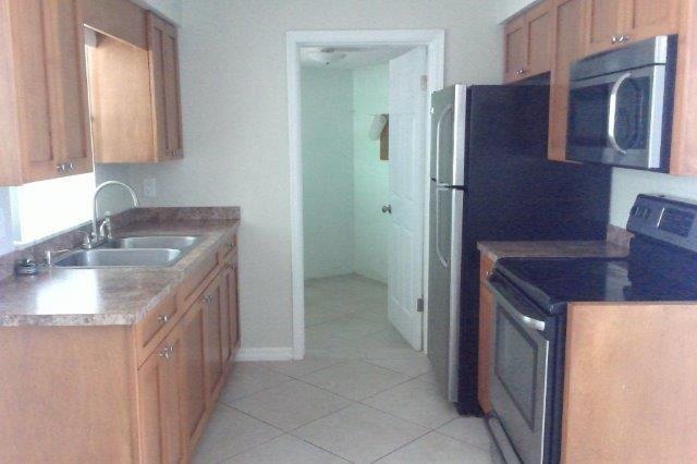 Updated 2/1 Downtown Duplex - 2007 E Jefferson Street