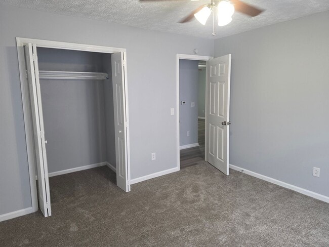Building Photo - 2 Bedroom, 1 bath apartment - Downstairs Unit