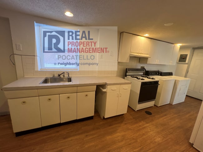 Building Photo - Spacious 1 bedroom 1 bath apartment