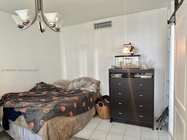 Building Photo - 900 Bay Dr