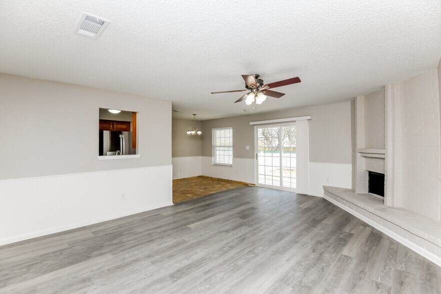 Building Photo - 2321 Oakside Dr