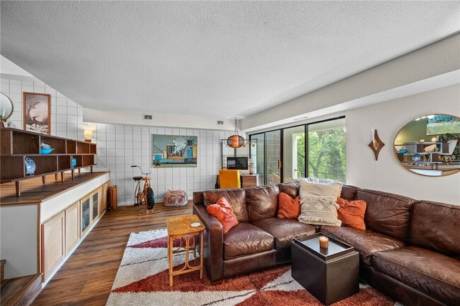 Building Photo - 4902 University Ave