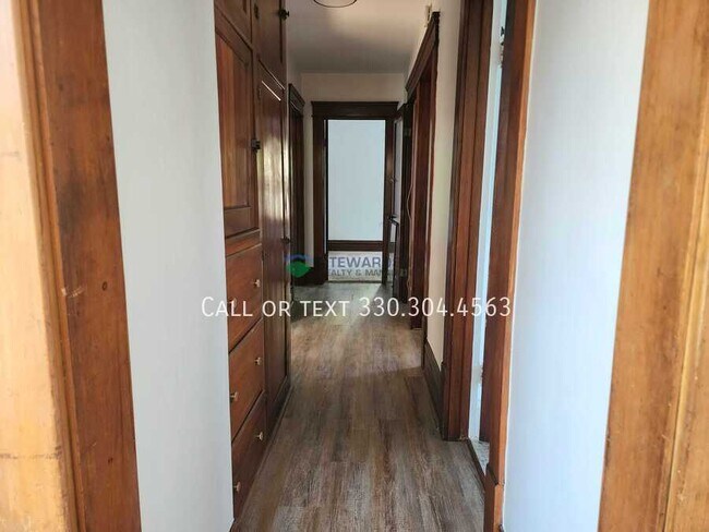 Building Photo - 687 Allyn St