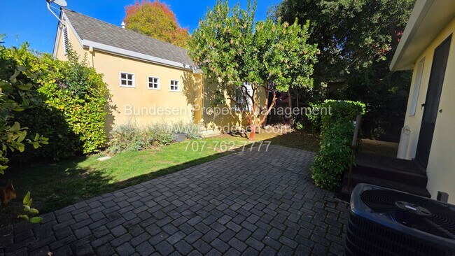 Building Photo - Charming Mid-Century Bungalow & Updated Co...