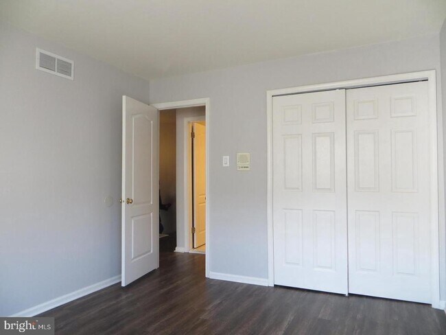 Building Photo - 3606 N Carriage Ct