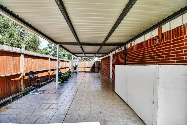 Building Photo - 530 Westshire Dr