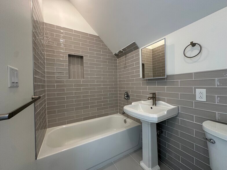 Building Photo - 2037 N Damen Ave