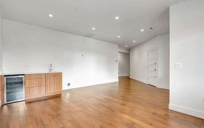 Building Photo - Beautiful Modern Condo in Rattlesnake