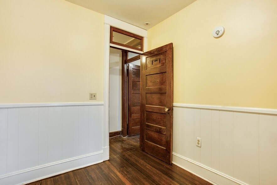 Room 4 - 702 Ingraham St NW