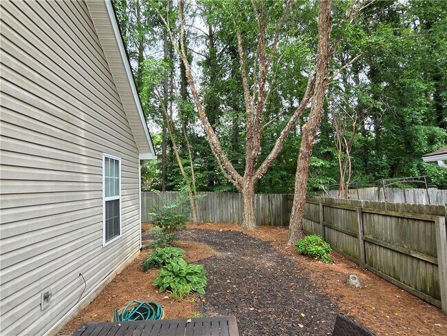 Building Photo - 172 Stoneforest Dr