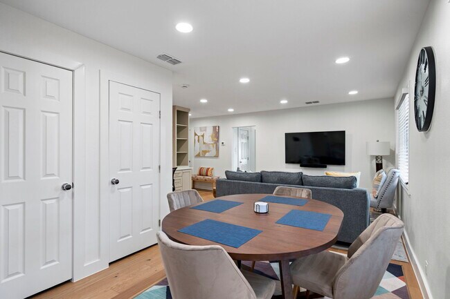 Building Photo - 6501 Ravendale Ln