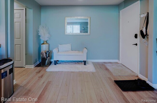 Building Photo - 430 Fox Hills Dr S