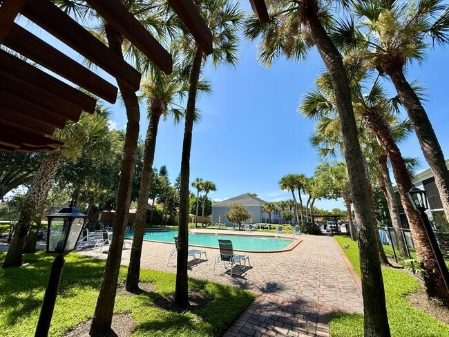 Building Photo - STRATFORD CONVENIENT 1/1 CONDO IN SEMINOLE...