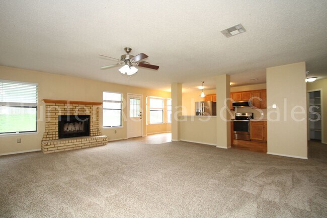 Building Photo - Charming 3-Bedroom Home with New Carpet and Spacious Backyard