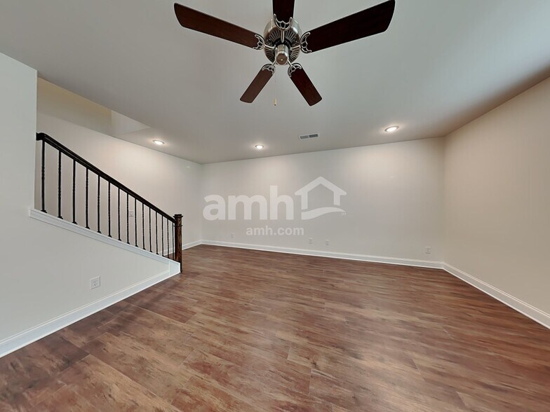 Building Photo - 303 Pecan Dr