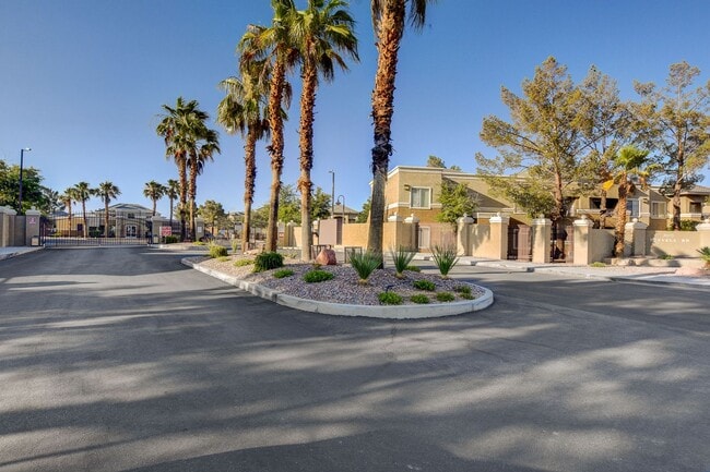 Building Photo - Charming 1 Bedroom / 1 Bathroom Condo in Gated Community!
