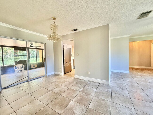 Building Photo - Spacious Home with Large Yard and Central Location! Close to Major Shopping and Dining!