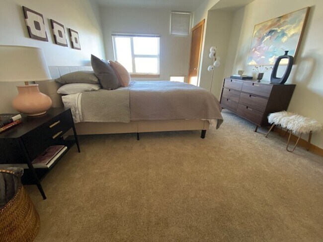 Building Photo - Luxury Fully Furnished Condo Downtown Salem Is Available