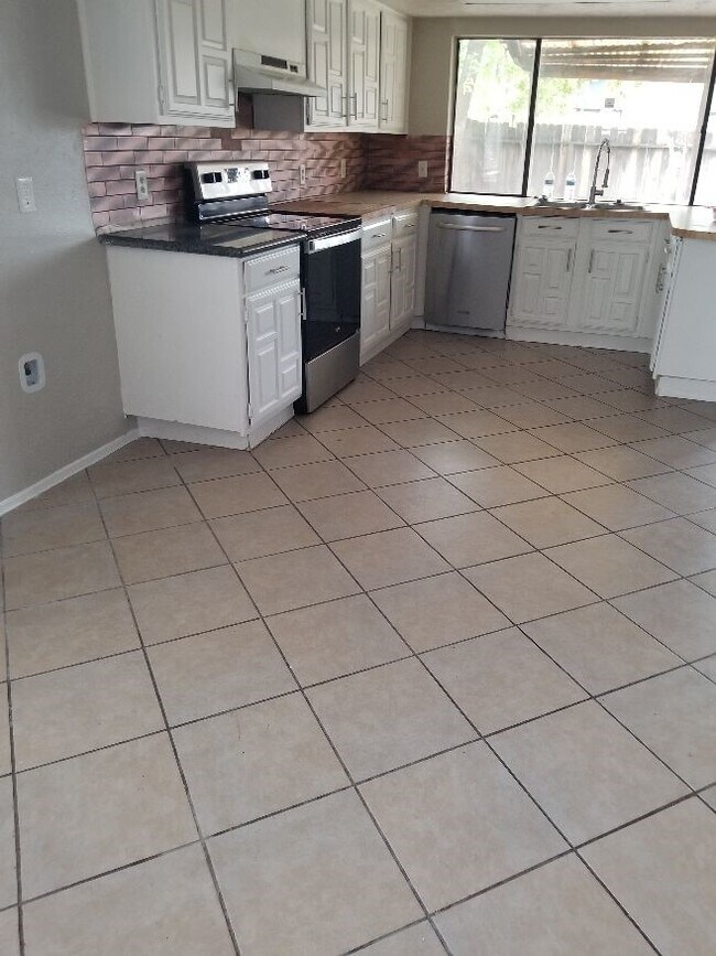 Building Photo - 8002 Knightwood Forest Dr