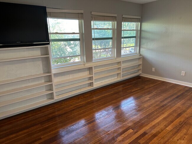 Building Photo - 4020 Blue Bonnet Blvd