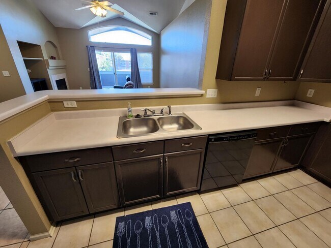 Building Photo - 2 Bed 2 Bath Condo With Balcony!