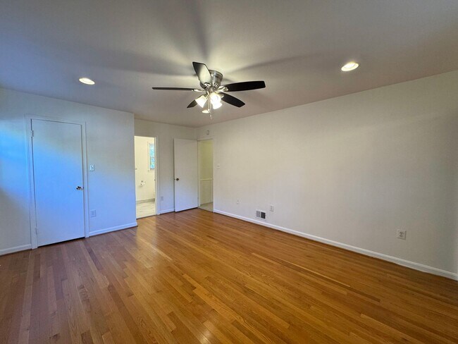 Building Photo - Spacious 4 Bed 2/2 Bath Home with Park-Lik...